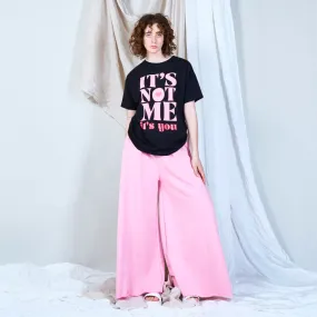 Bold statement graphic "IT'S NOT ME" t-shirt wholesale