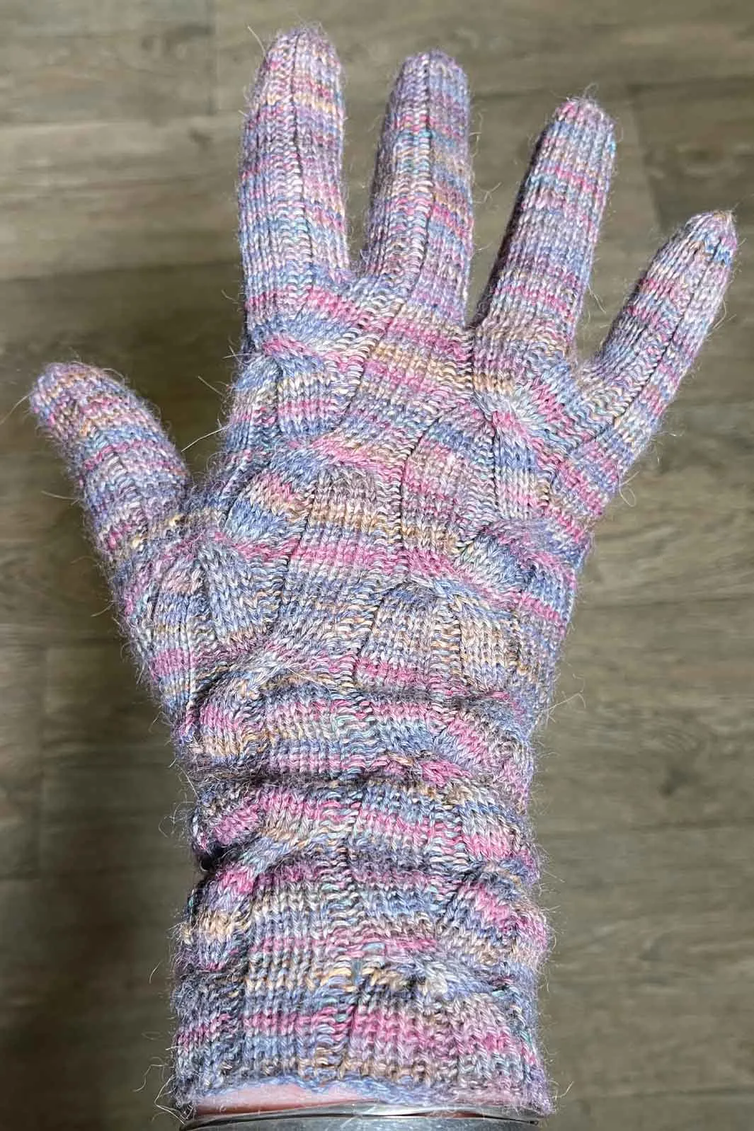 Pattern: Soliloquy Jumping Cable Gloves