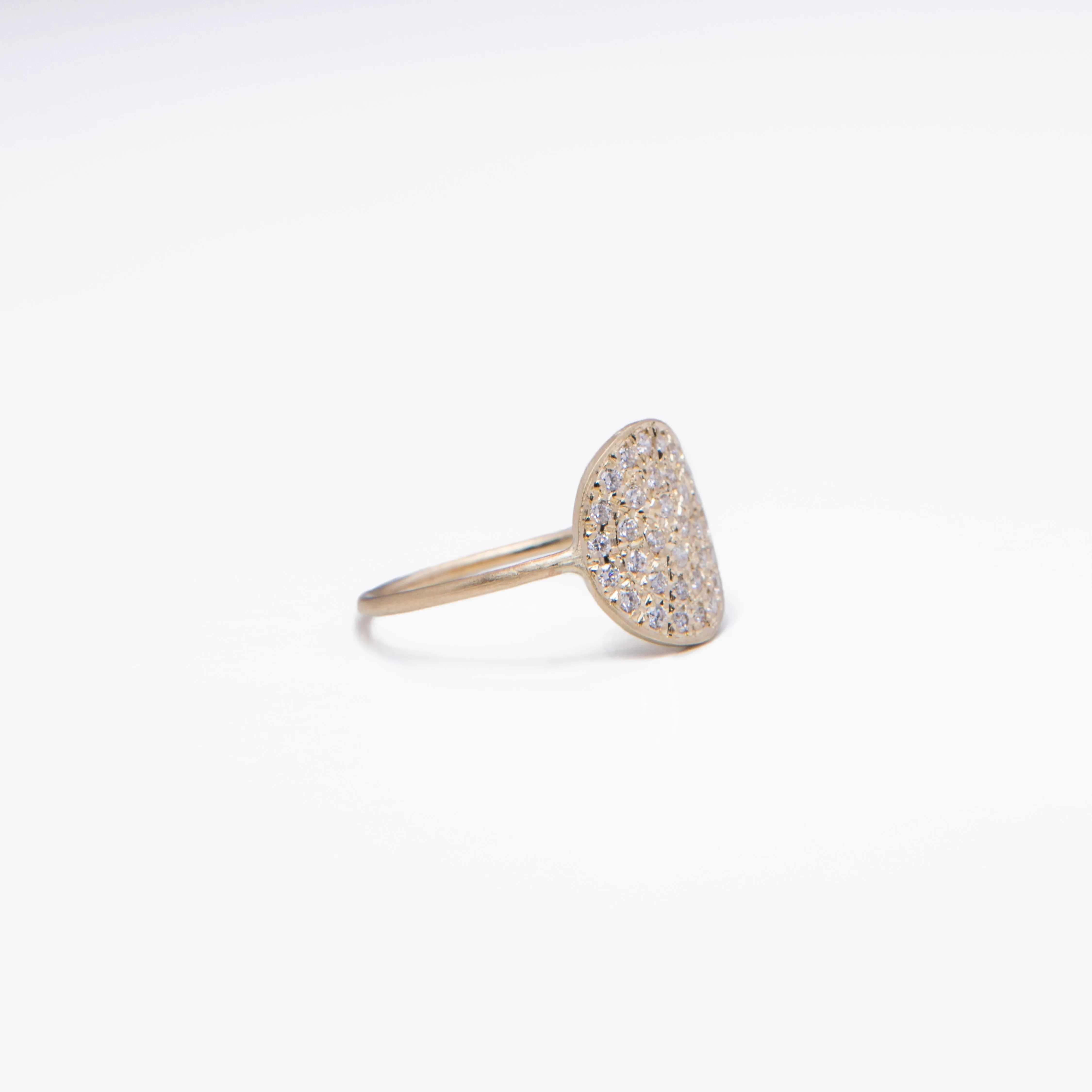 WD152 14kt diamond The Curved Pave disk ring